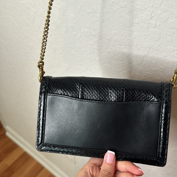 Genuine snakeskin and refined calf leather
Eight credit card slots - Picture 5 of 9